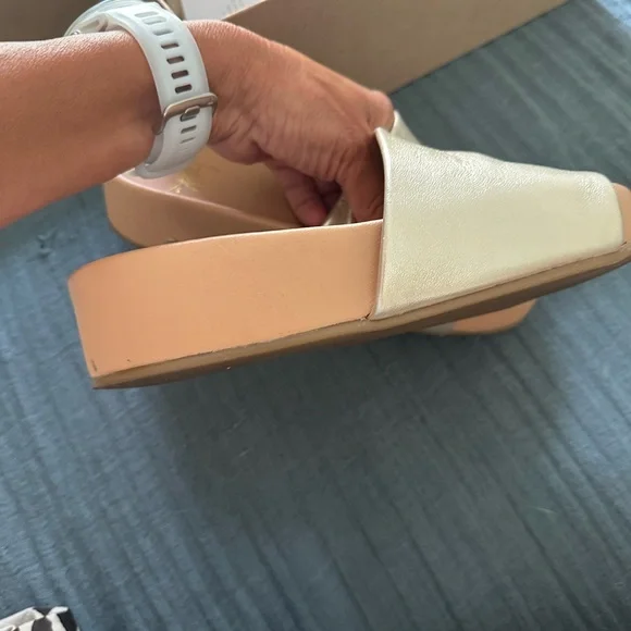 Beek Gold and Tan Pelican Sandals for Women size 6 - Picture 3 of 4